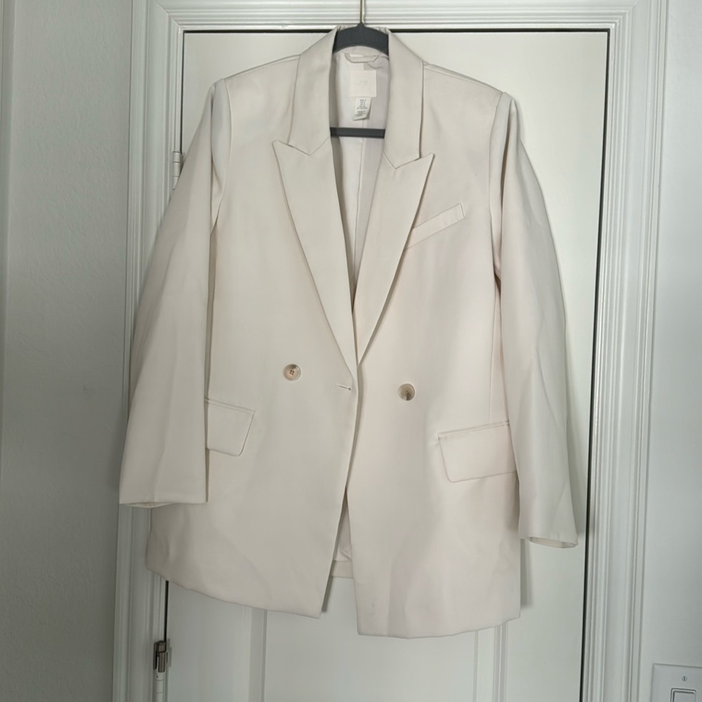 Beautiful eggshell double breasted blazer by H&M notch collars two patch pockets